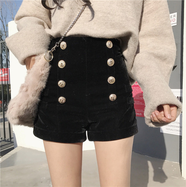 Modern rövidnadrág magas derékkal és fekete gombokkal