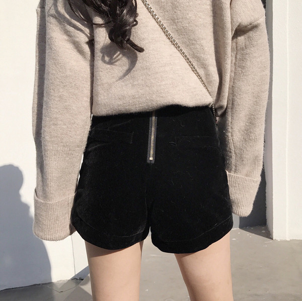 Modern rövidnadrág magas derékkal és fekete gombokkal