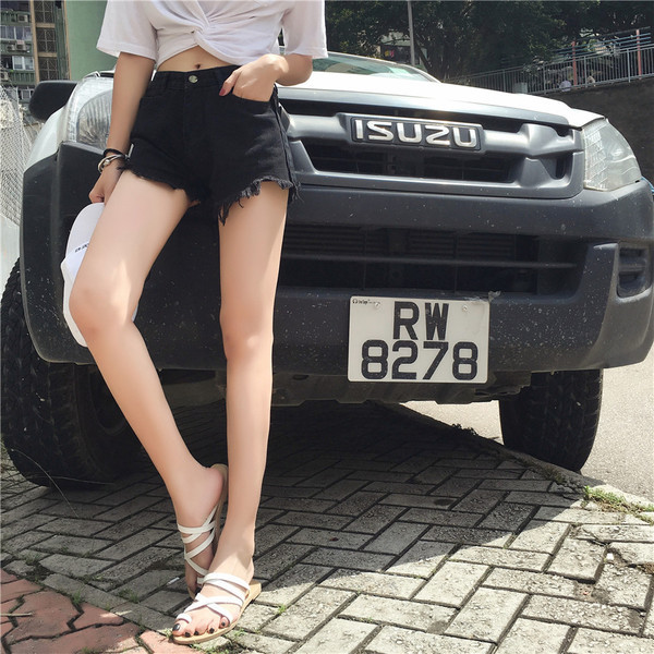 Modern női rövidnadrág szakadt elemekkel fekete színben