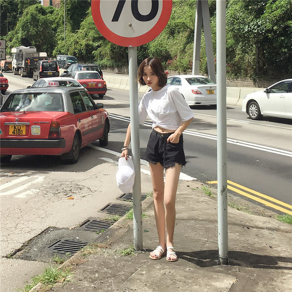 Modern női rövidnadrág szakadt elemekkel fekete színben