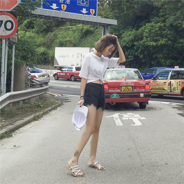 Modern női rövidnadrág szakadt elemekkel fekete színben