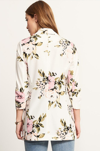 Női tavaszi kabát fehér színben, virágos motívumokkal