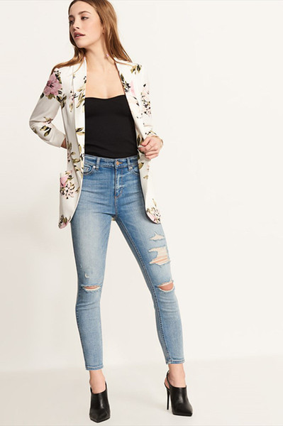 Női tavaszi kabát fehér színben, virágos motívumokkal