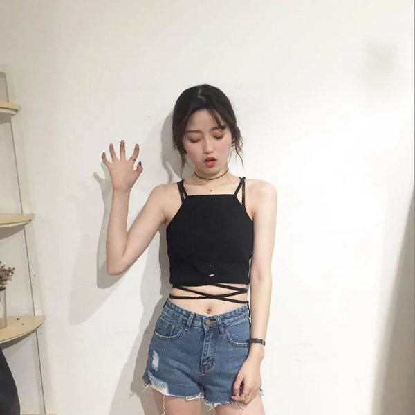 Hétköznapi női felső, keresztkötővel