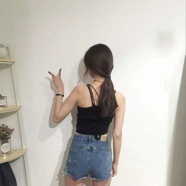 Hétköznapi női felső, keresztkötővel