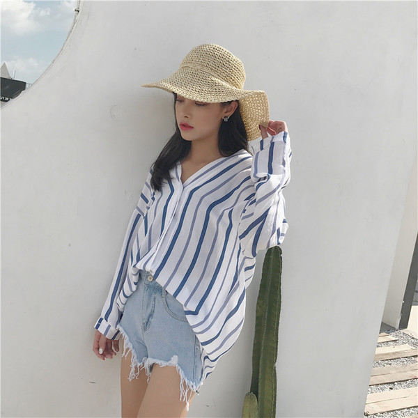 Modern csíkos női ing fehér színben