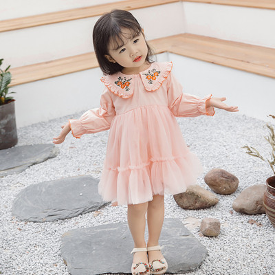 Модерна детска рокля разкроен модел в розов и бял цвят с бродерия