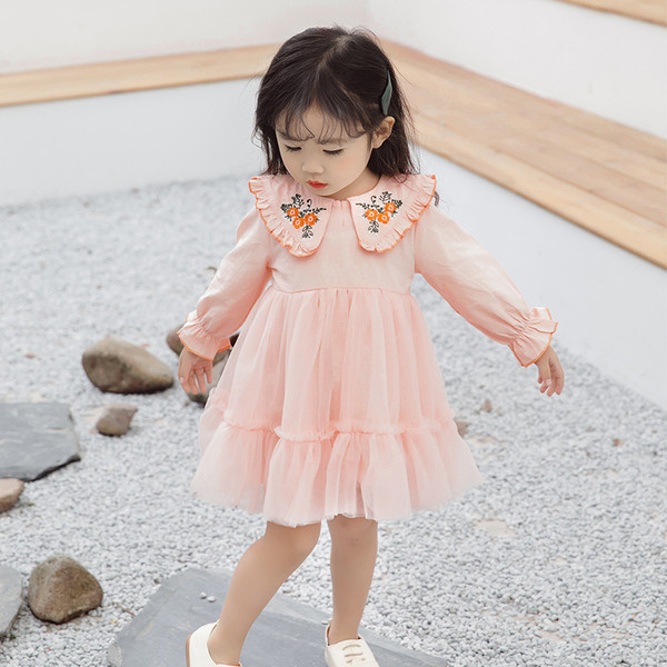 Modern gyerekruha modell rózsaszín és fehér színben, hímzéssel