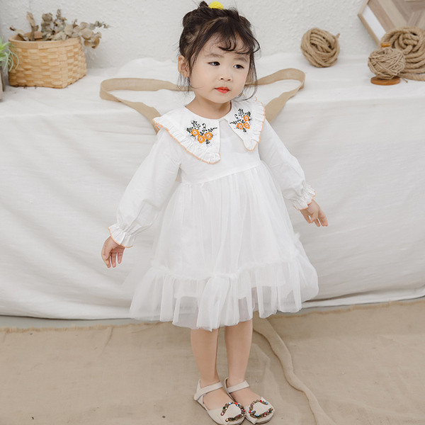 Modern gyerekruha modell rózsaszín és fehér színben, hímzéssel