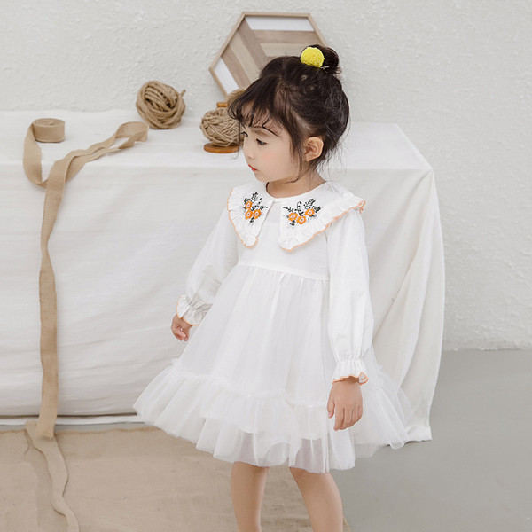 Modern gyerekruha modell rózsaszín és fehér színben, hímzéssel