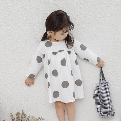 Детска модерна рокля в бял и син цвят на точки 