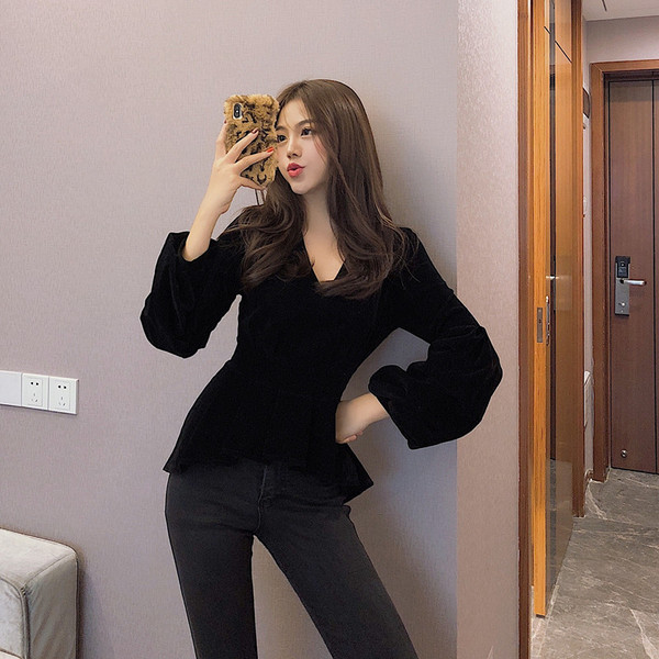 Stílusos női aszimmetrikus fekete blúz, hátul cipzárral