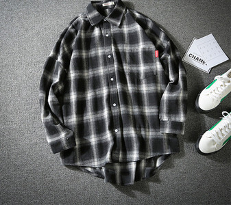 Modern férfi kockás ing fekete, piros és kék színekben