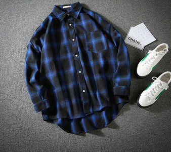 Modern férfi kockás ing fekete, piros és kék színekben