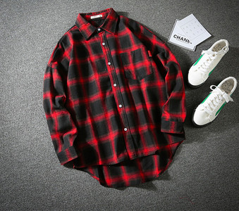 Modern férfi kockás ing fekete, piros és kék színekben