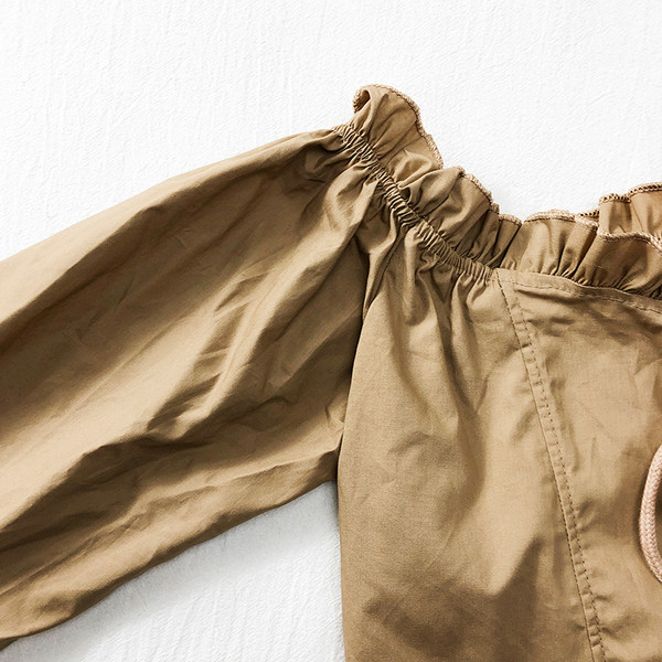 Lezser női rövid blúz széles ujjakkal és megkötősekkel