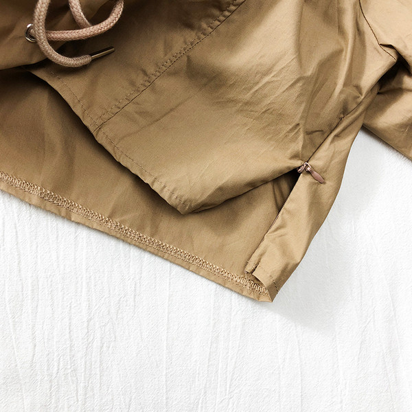 Lezser női rövid blúz széles ujjakkal és megkötősekkel