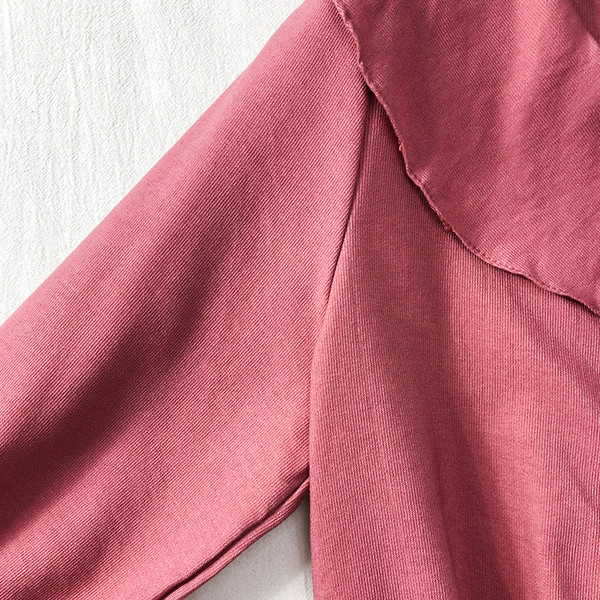 Modern női ing gumival az ujjakon