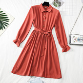 Lezser női szabású ruha gombokkal