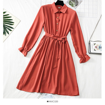 Lezser női szabású ruha gombokkal