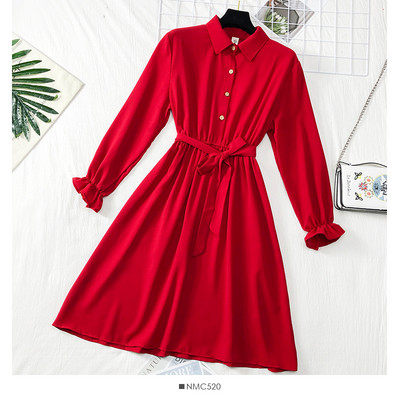 Lezser női szabású ruha gombokkal