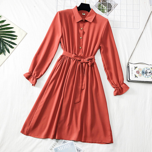 Lezser női szabású ruha gombokkal