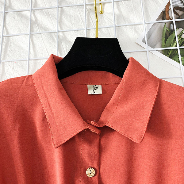 Lezser női szabású ruha gombokkal