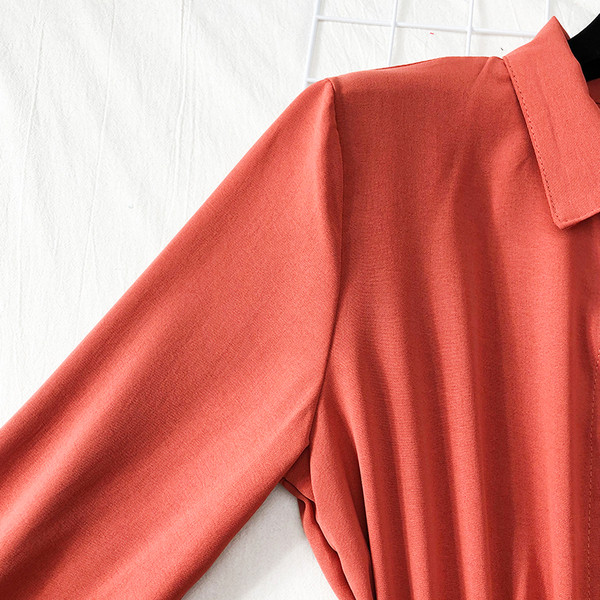 Lezser női szabású ruha gombokkal