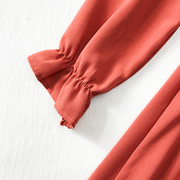 Lezser női szabású ruha gombokkal