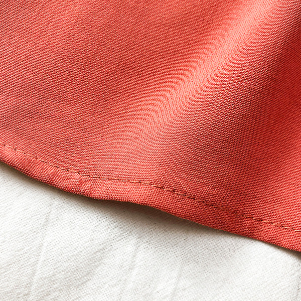 Lezser női szabású ruha gombokkal