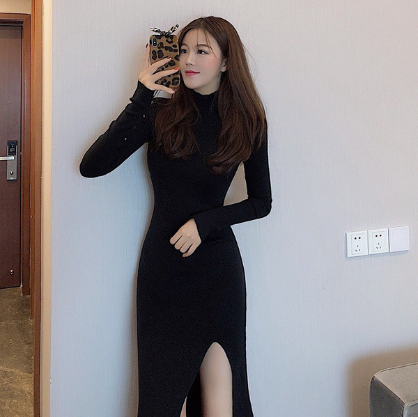 Stílusos női ruha hosszú ujjal, elöl hasítékkal