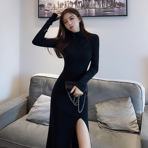 Stílusos női ruha hosszú ujjal, elöl hasítékkal