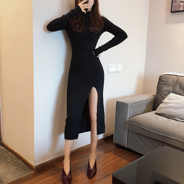 Stílusos női ruha hosszú ujjal, elöl hasítékkal