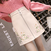 Aktuális női szoknya cipzárral és virágmotívumokkal több színben