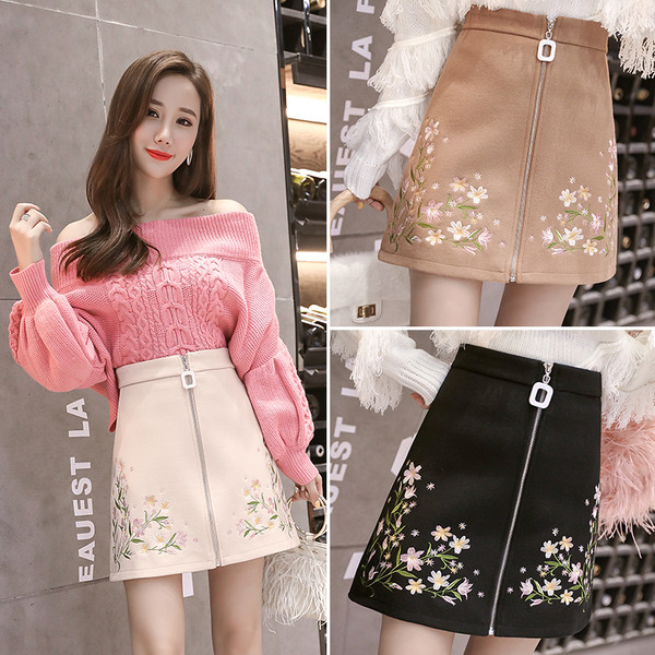 Aktuális női szoknya cipzárral és virágmotívumokkal több színben