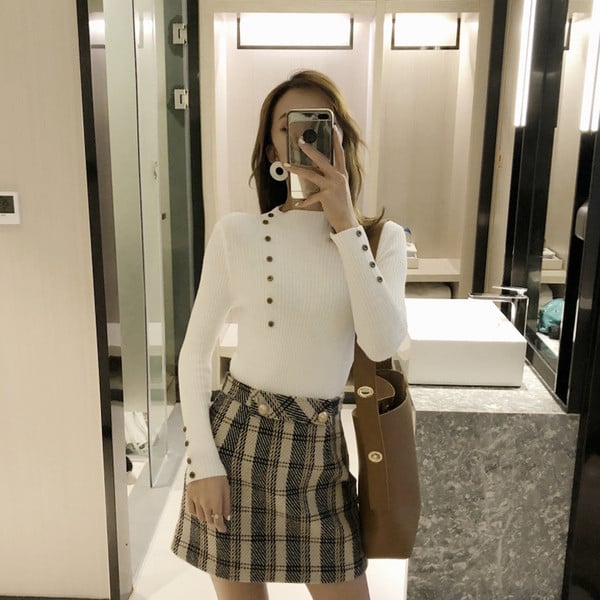 Divatos női pulóver dekorációs gombokkal több színben