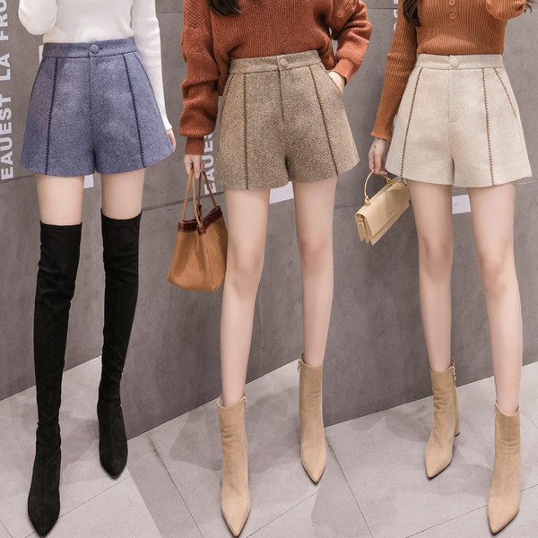 Stílusos női rövidnadrág zsebekkel több színben