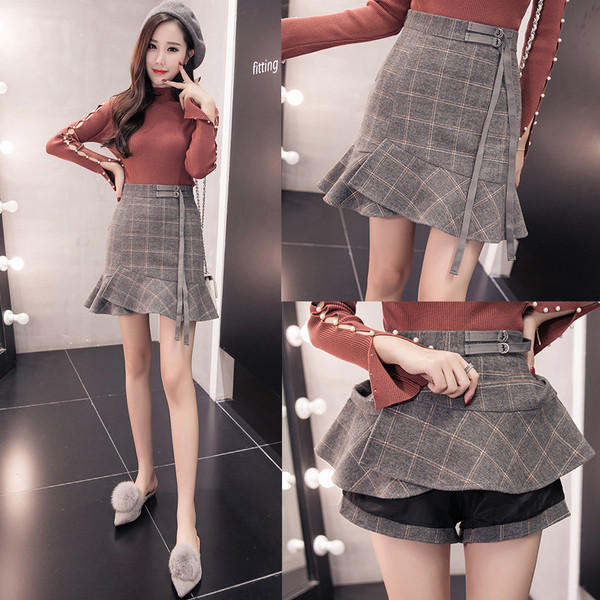 Stílusos női szoknya-nadrág szabású modell nyakkendővel két színben