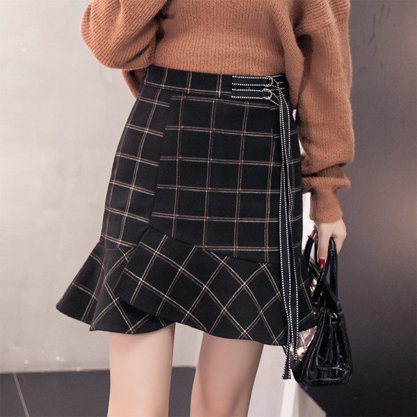 Stílusos női szoknya-nadrág szabású modell nyakkendővel két színben