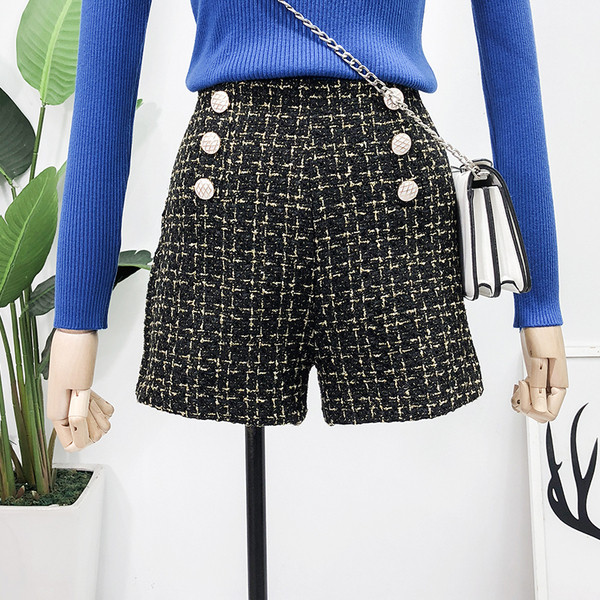 Stílusos női rövidnadrág gombokkal, négy színben