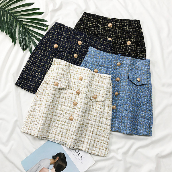 Elegáns női szoknya gombokkal és dekoratív zsebekkel