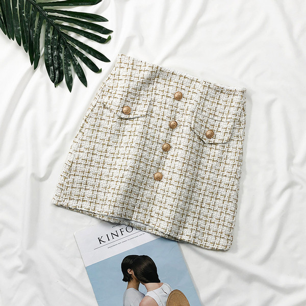 Elegáns női szoknya gombokkal és dekoratív zsebekkel