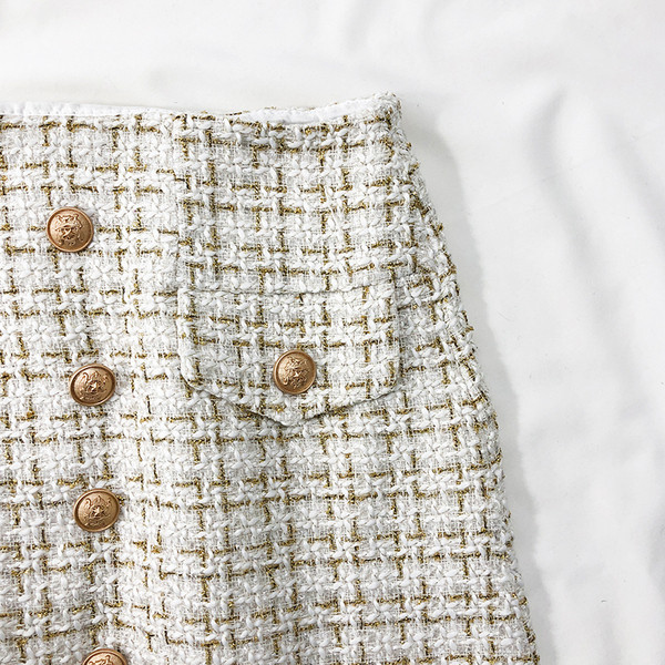 Elegáns női szoknya gombokkal és dekoratív zsebekkel