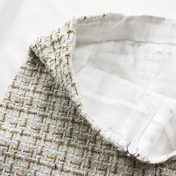 Elegáns női szoknya gombokkal és dekoratív zsebekkel