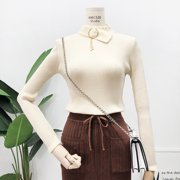 Modern női blúz három színben fém medállal