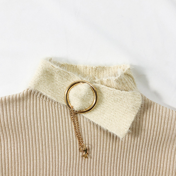 Modern női blúz három színben fém medállal