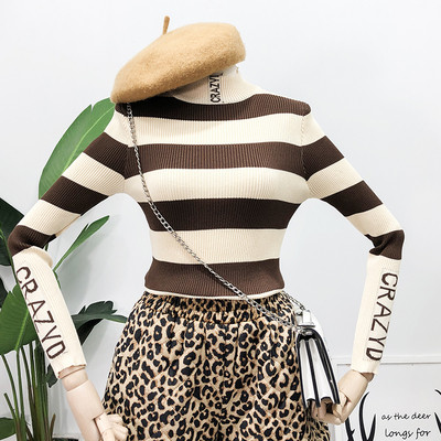 Модерен дамски пуловер на райе с надписи