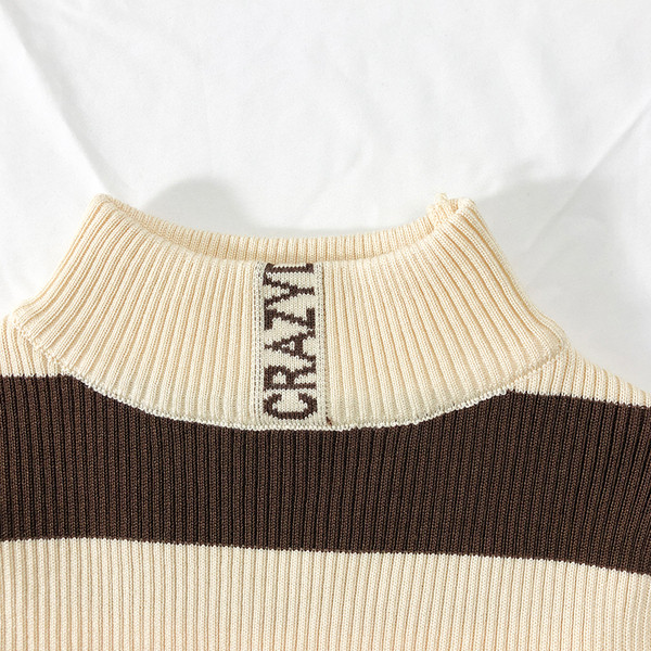 Modern női csíkos pulóver feliratokkal