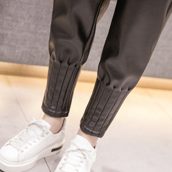 Modern női nadrág eko bőrből, rugalmas derékkal, fekete színben