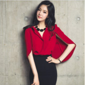 Bluză de damă modernă de culoare roșie cu decolteu în V